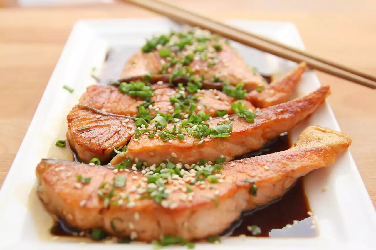 Pochieren von Fisch 101: Techniken und Rezepte für flockige und aromatische Fischgerichte